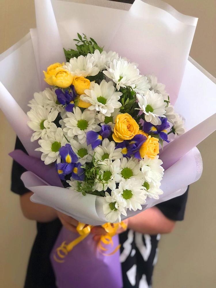 Букет цветов из: Ирисы, Хризантемы и Розы в Бегичевский