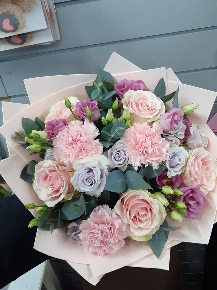 Букет цветов из: Розы, Гвоздики и Лизиантусы в Бегичевский